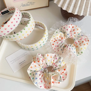 Dettaglio del set di accessori per capelli con cuori colorati ed etichette fatte a mano