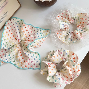 Set di 3 accessori per capelli con elastici scrunchie a cuori colorati e nastro in tulle