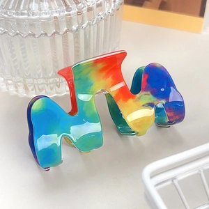 Pince à cheveux arc-en-ciel en résine avec design ondulé et finition brillante