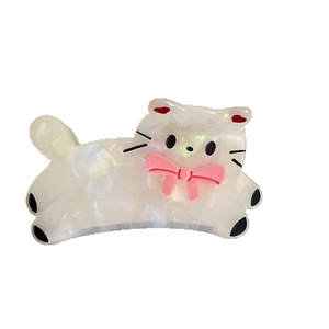 Pince à cheveux chat blanc nacré avec nœud rose et détails en forme de cœur