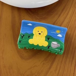 Detail der quadratischen Haarklammer mit Cartoon Golden Retriever aus hochwertigem Acetat