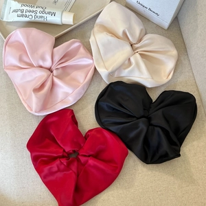 Set mit vier Satin Haargummis in Herzform in Rosa Creme Schwarz und Rot
