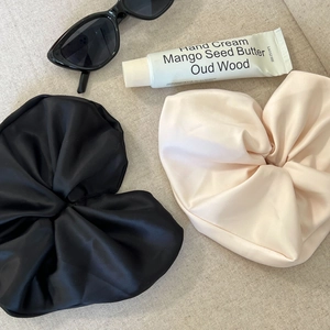 Elegantes Satin-Haargummi-Set in Schwarz und Champagnerbeige mit weichen Falten