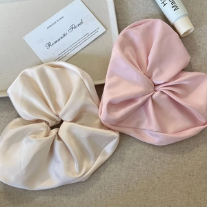 Großes Satin-Haargummi-Set in Creme und Zartrosa, elegante Seiden-Scrunchies für Damen