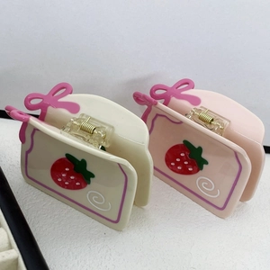 Pinze per capelli in acetato con fragole e fiocco rosa nei colori crema e rosa