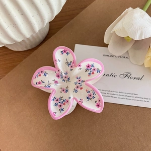 Detailansicht der Blumen-Haarklammer mit rosa Blumendruck auf neutralem Grund