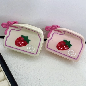 Pinze per capelli in acetato con fragola e fiocco nei colori bianco crema e rosa