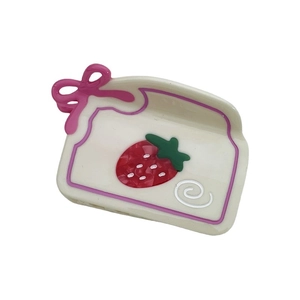 Pinza per capelli in acetato con fragola e fiocco rosa su base crema per ragazze
