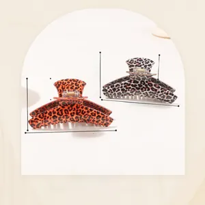 Détails de la pince à cheveux léopard de 9,7 cm disponible en deux motifs de couleurs
