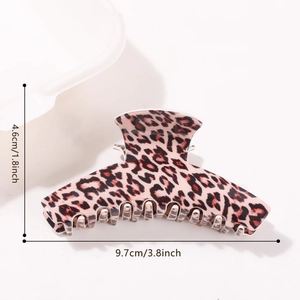 Détail d'une grande pince à cheveux léopard avec dimensions précises de 9,7 cm x 4,6 cm