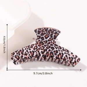 Détail de la pince à cheveux léopard brillante montrant les dimensions de 9,7 cm