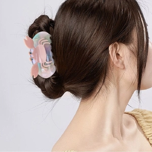 Pince à cheveux crabe rose avec strass bleus pour une coiffure élégante et chic