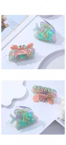 Gros plan détaillé d'une pince à cheveux crabe en acétate dégradé avec strass
