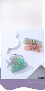 Vue détaillée des pinces à cheveux en acétate sur le thème de l'océan, crabe et poisson