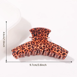 Vue détaillée de la grande pince à cheveux léopard avec dimensions de 9,7 cm par 4,6 cm