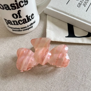 Pince à cheveux en acétate marbré rose avec texte Barrette La France et décor chic