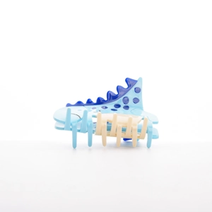 Détail de la pince à cheveux dinosaure créative en acétate bleu avec finition lisse