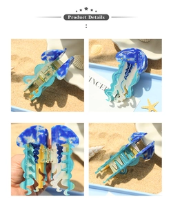 Dettagli della pinza per capelli a forma di medusa in acetato blu su sabbia e conchiglie