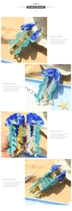 Dettagli della molletta per capelli a medusa in acetato blu su sabbia con stelle marine