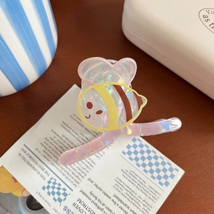 Détail de la pince à cheveux mignonne en forme d'abeille avec fini laser holographique