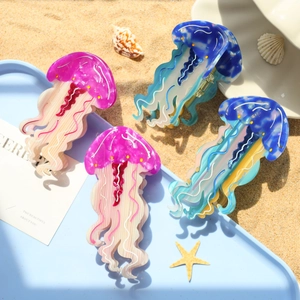 Dettaglio delle pinze per capelli in acetato a forma di medusa in colori pastello