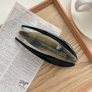 Barrette en acétate ambre et noir avec inscription dorée style français chic