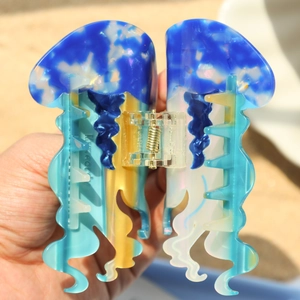 Dettaglio del fermaglio a medusa Kitsch con texture marmorizzata blu e gialla