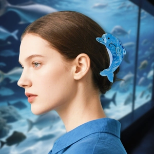 Pince à cheveux dauphin bleue en acétate avec texture marbrée portée sur cheveux