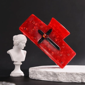 Pince à cheveux gothique en acétate rouge avec motif croix et strass brillants