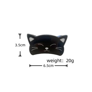 Vue détaillée de la pince à cheveux chat en acrylique noir, dimensions 6,5 cm par 3,5 cm