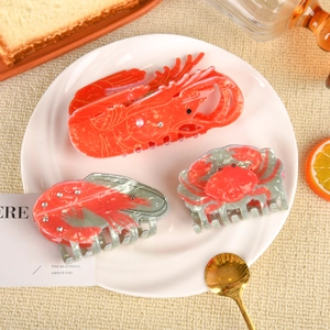 Pinces à cheveux créatives homard et crabe sur une assiette blanche avec perles élégantes