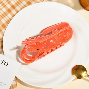 Vue détaillée d'une pince à cheveux homard avec perles et strass étincelants