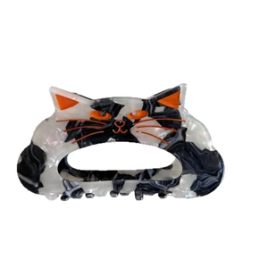 Pince à cheveux chat en acétate avec motif marbré noir et blanc et détails orange vifs
