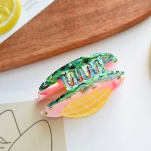 Dettaglio della molletta per capelli a forma di ananas in acetato con colori estivi
