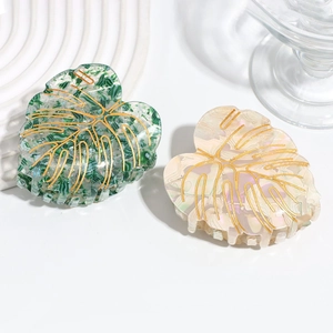 Pinces à cheveux feuille en acétate marbre émeraude et blanc perlé à veines dorées