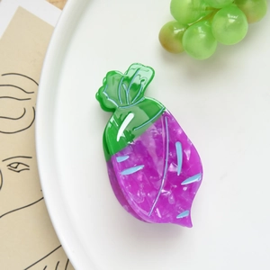 Vue détaillée de la pince à cheveux en acétate violette en forme de légume