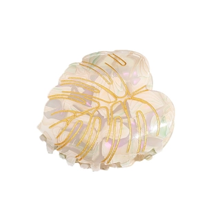 Pince à cheveux feuille de monstera élégante texture marbre crème et détails dorés