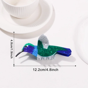 Dettaglio della molletta per capelli a colibrì con dimensioni di 12,2 cm di lunghezza e 4,8 cm