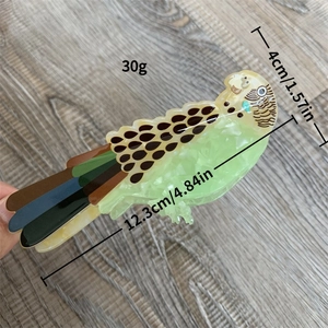 Détail montrant la longueur de 12,3 cm de la pince à cheveux en acétate en forme de perroquet