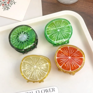 Lot de quatre pinces à cheveux aux motifs de fruits colorés : citron, lime et orange