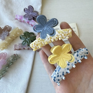 Pinces à cheveux en acétate en forme de fleur, coloris variés avec finis marbré et mat