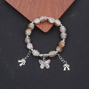Künstlerisches Perlenarmband mit bunten Blumenmustern und Schmetterling-Quasten