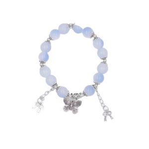 Blaues Perlenarmband mit Schmetterlingsanhänger und Schleifenverzierungen auf weißem Grund