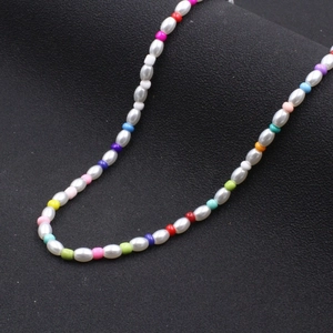 Collier Bohème en Künstliche Perles de Rocaille Colorées et Künstliche Perle d Imitation Ovale Fermoir à Ressort en Alliage Doré Bijoux Faits Main Mode Femme Quotidien Vacances