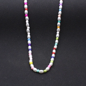 Collier fait main avec perles d'imitation ovales 6mm et perles colorées à fermoir marin