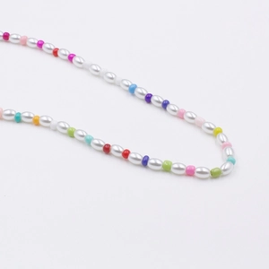 Collier de perles ovales et rocailles colorées avec fermoir à ressort style bohème
