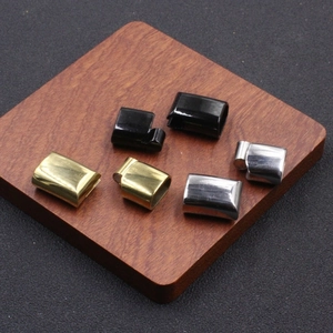 Detalle macro de cierres magnéticos para pulseras en acabados negro oro y plata
