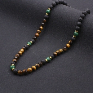 Collier pour homme avec œil de tigre naturel, pierres de lave et perles vertes sur fond noir