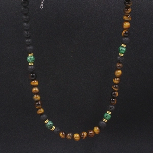 Détails des perles d'Oeil de Tigre et de Pierre de Lave avec des intercalaires dorés