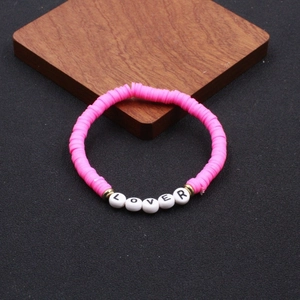 Rosa Heishi-Armband aus Tonperlen mit weißen LOVER-Buchstabenperlen und Goldakzenten